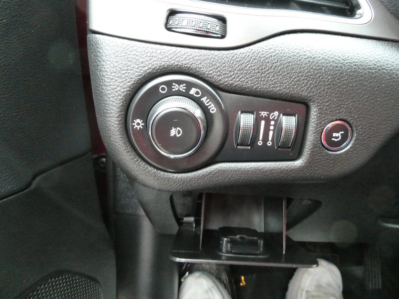 Used 2019 Jeep Cherokee Limited image 17