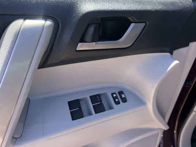 Used 2013 Toyota Highlander SE FWD image 29