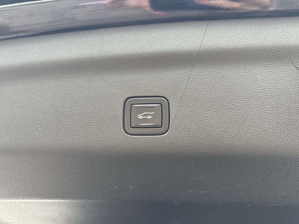 Used 2022 GMC Yukon AT4 AWD/4WD image 10