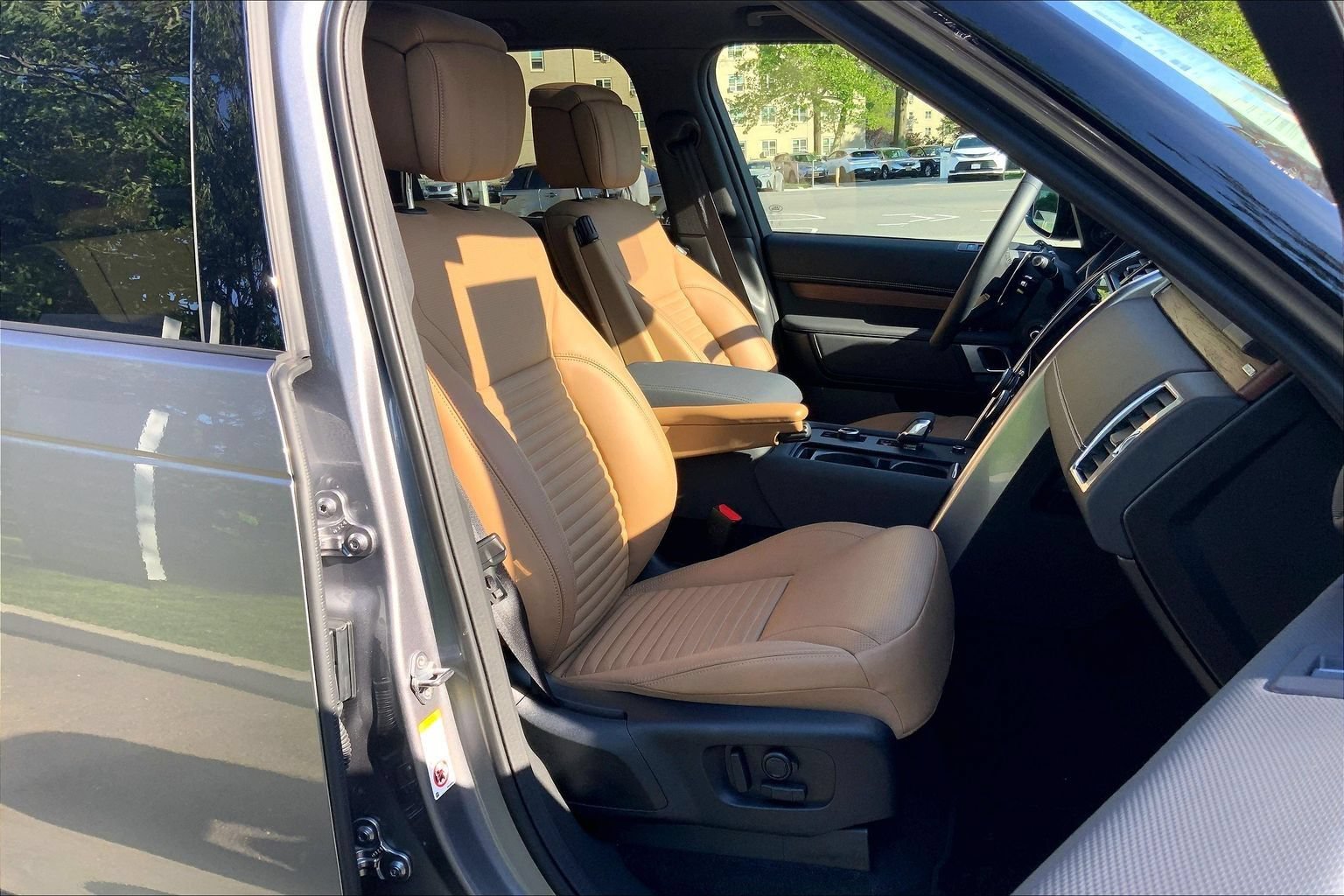 Certified 2025 Land Rover Discovery Dynamic SE AWD/4WD image 8