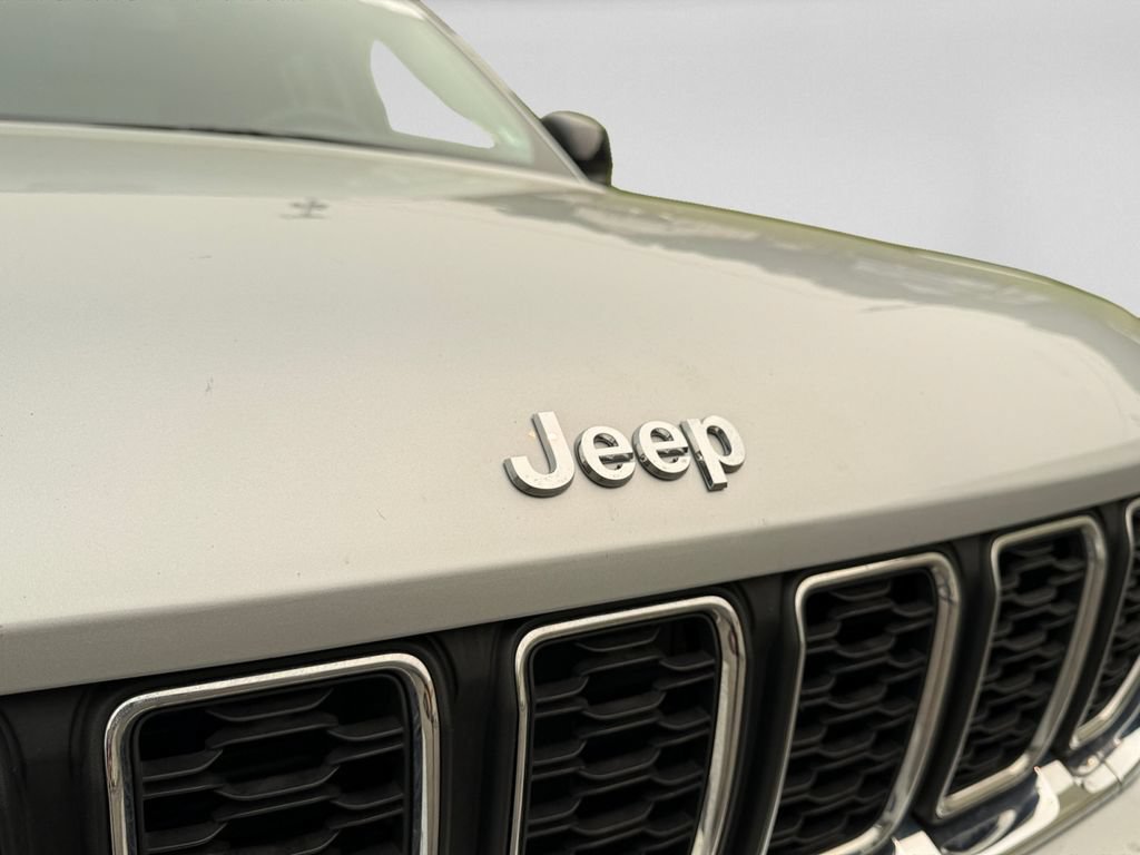 Certified 2023 Jeep Grand Cherokee Laredo AWD/4WD image 11