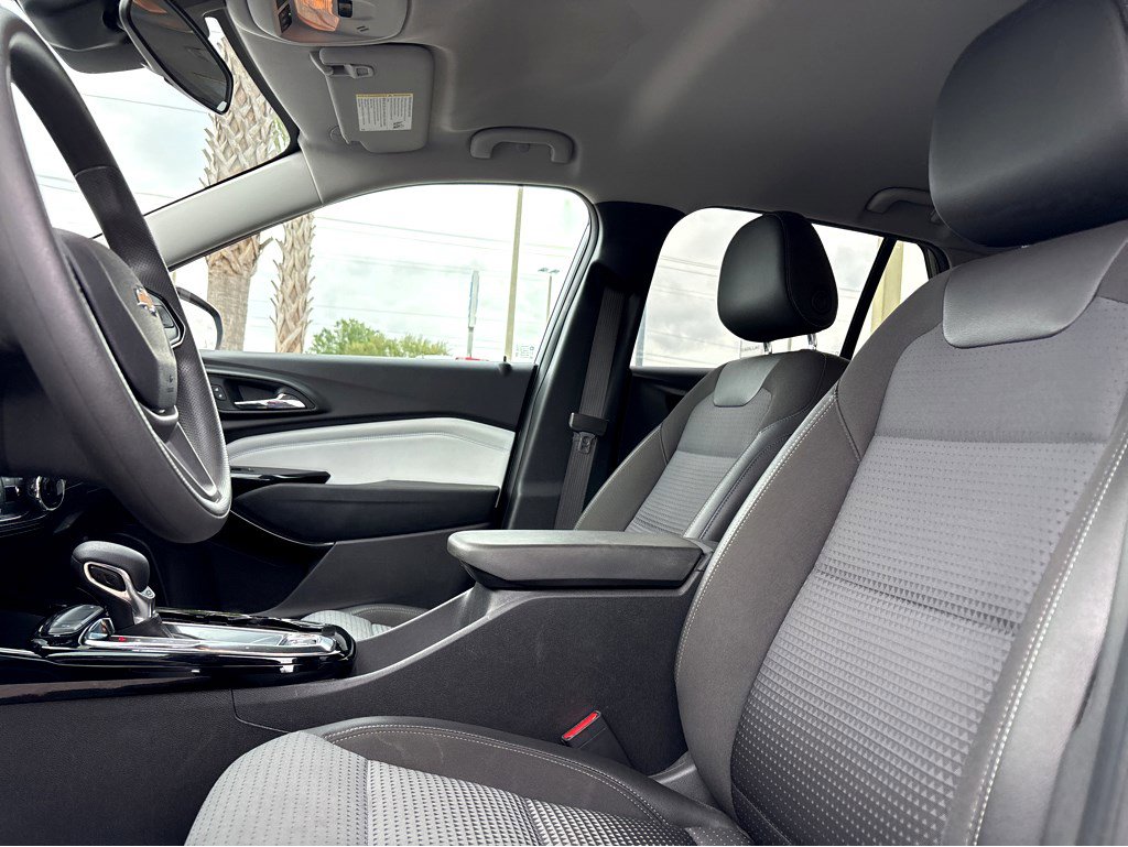 Used 2025 Chevrolet Trax LT FWD image 13