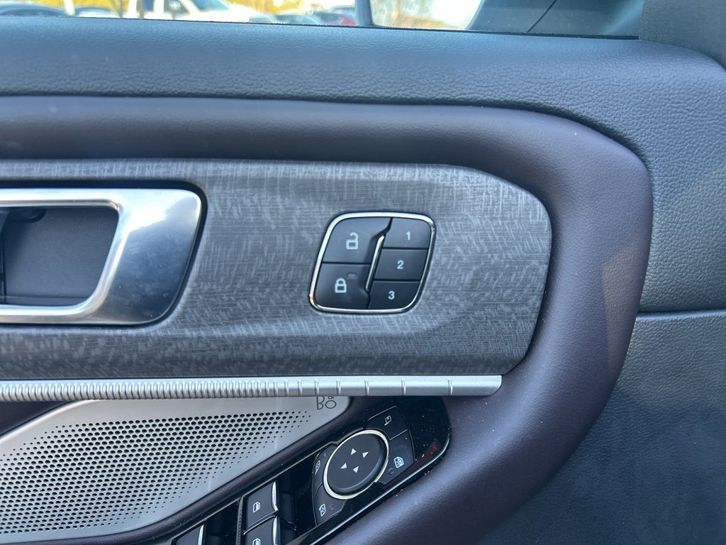 Used 2025 Ford Explorer Platinum image 27