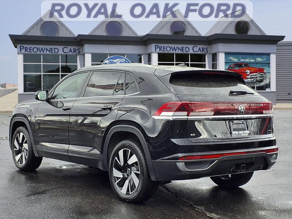 Used 2025 Volkswagen Atlas Cross Sport SE image 2