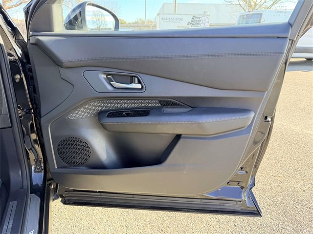 Used 2023 Nissan Ariya AWD image 10