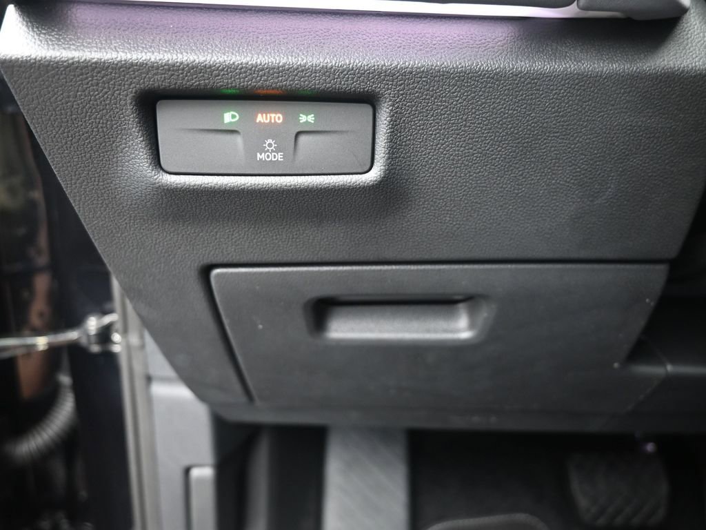 Used 2025 Volkswagen Tiguan SE FWD image 16