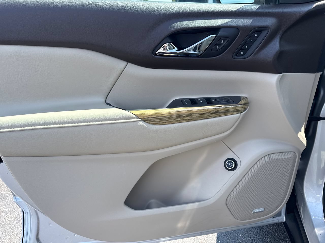 Used 2018 GMC Acadia Denali w/ LPO, Cargo Package FWD image 16