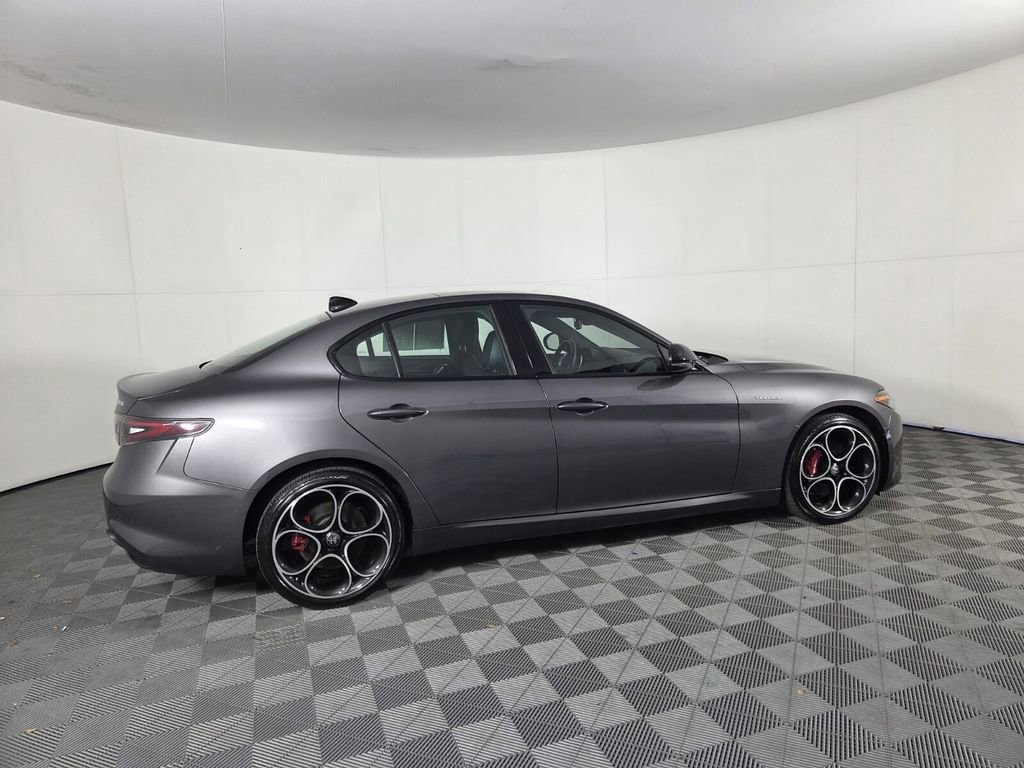 Used 2024 Alfa Romeo Giulia Veloce image 6