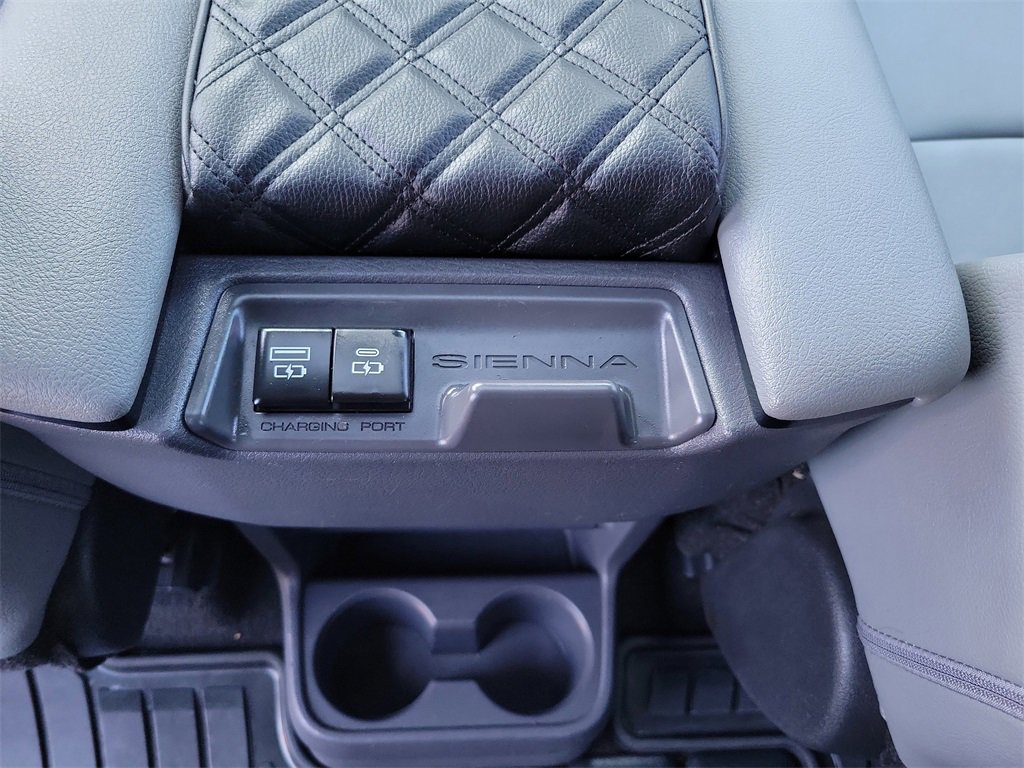 Used 2022 Toyota Sienna XLE image 16