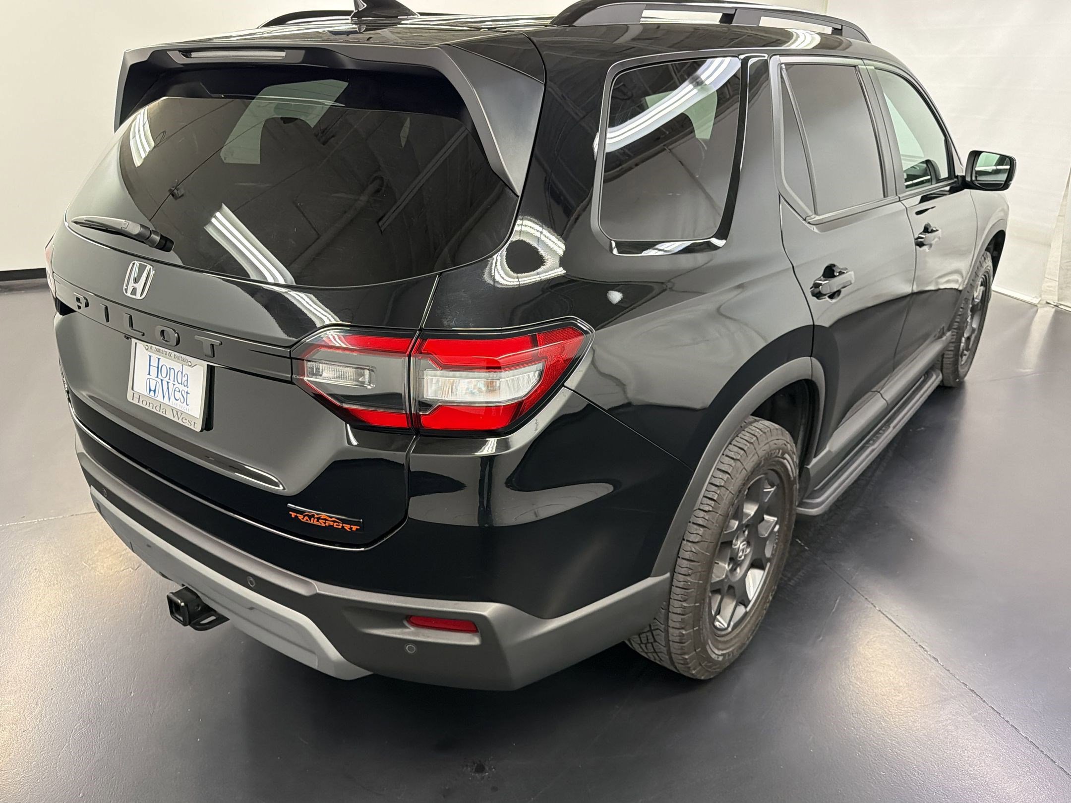 Certified 2025 Honda Pilot TrailSport image 9