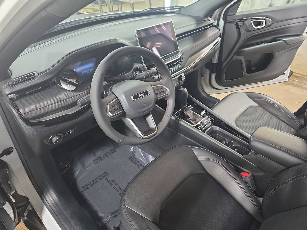 Used 2025 Jeep Compass Trailhawk AWD/4WD image 15