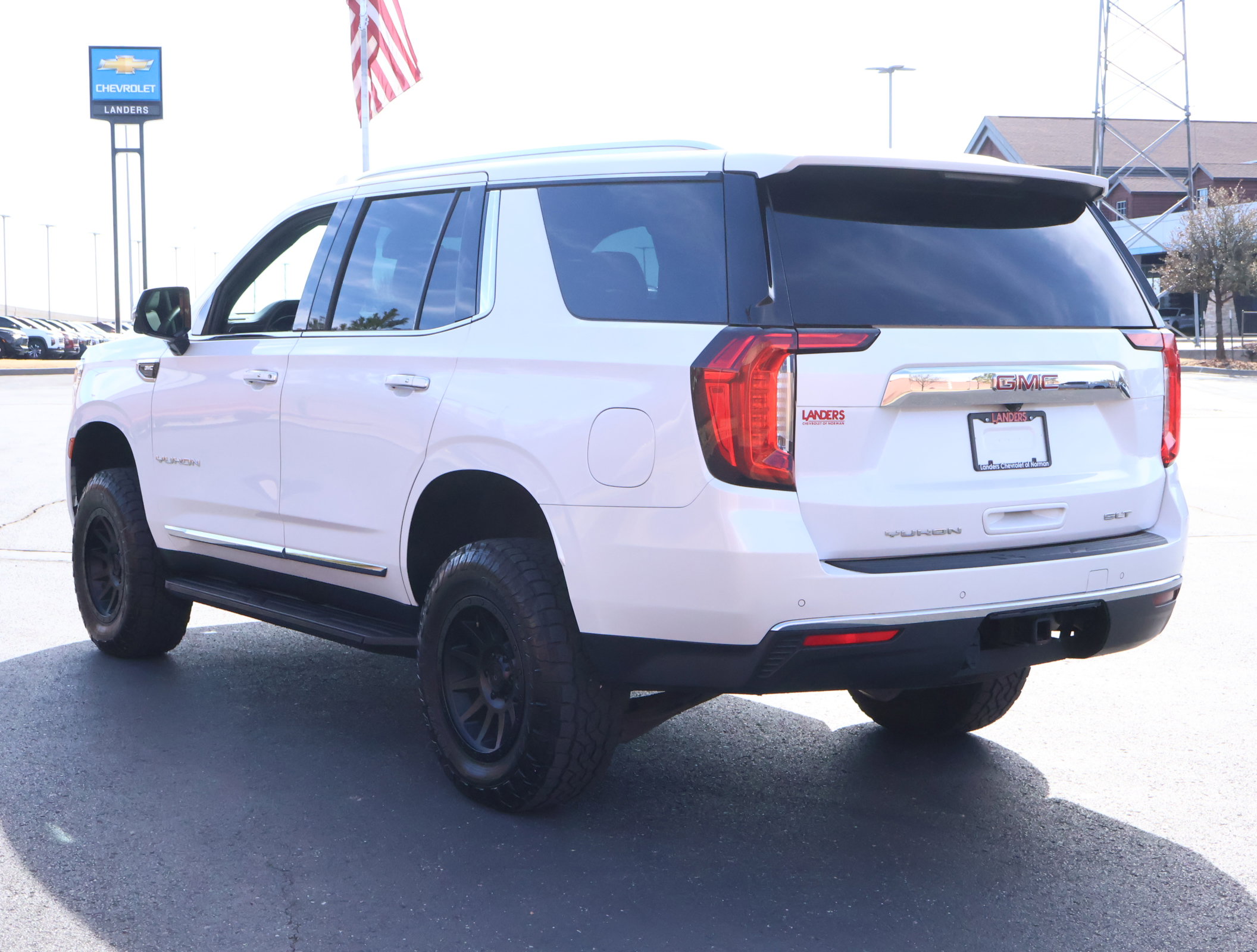 Used 2023 GMC Yukon SLT w/ SLT Premium Package image 6