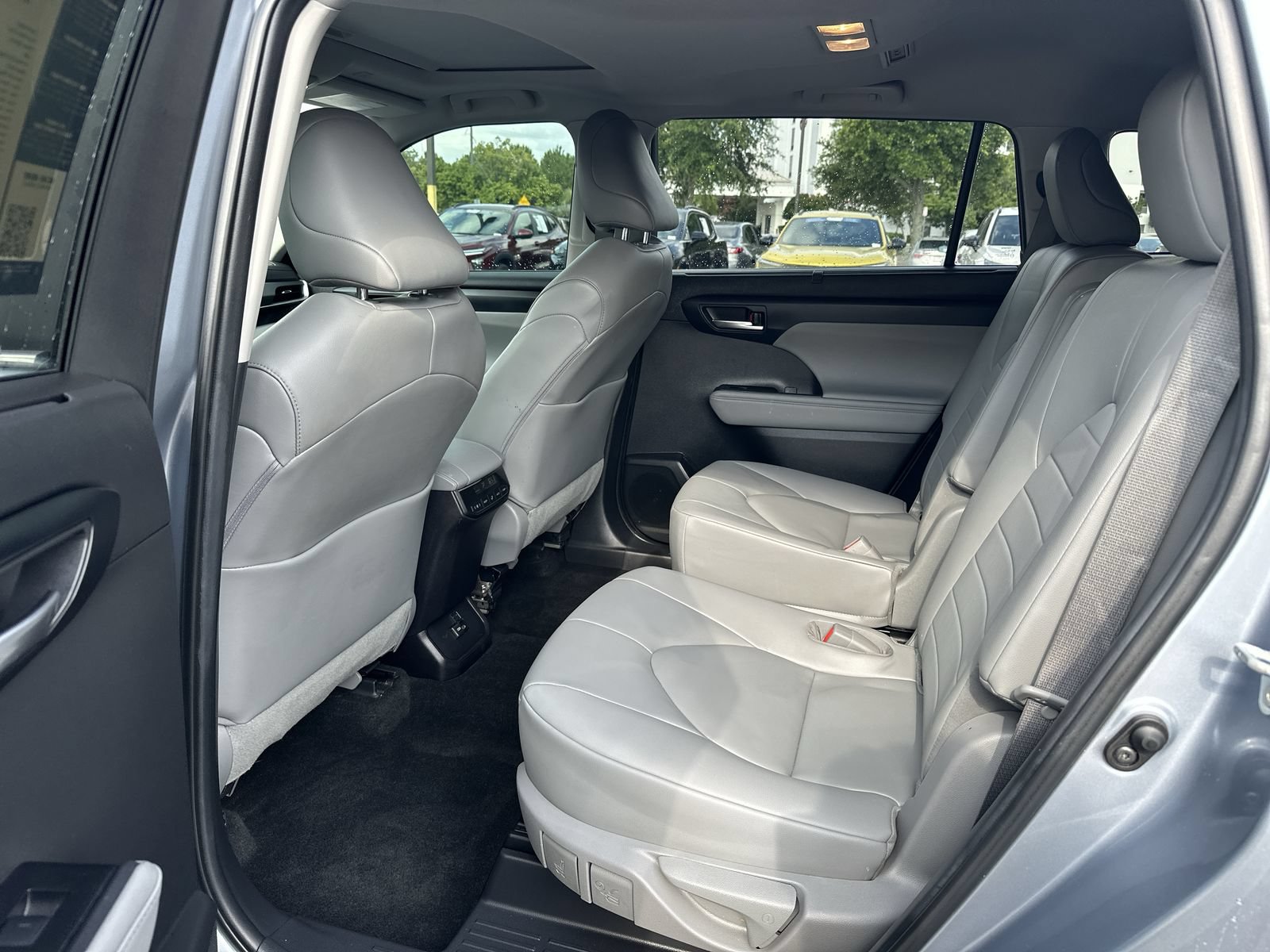 Used 2023 Toyota Highlander XLE FWD image 31