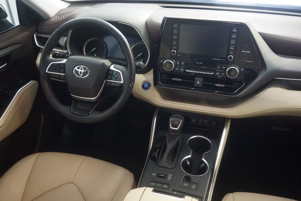 Used 2022 Toyota Highlander XLE AWD/4WD image 27