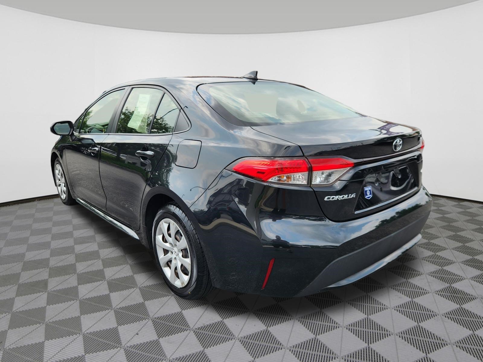 Used 2020 Toyota Corolla LE FWD image 3