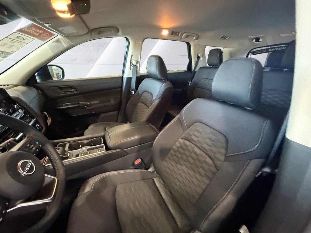 Used 2025 Nissan Pathfinder SV image 8