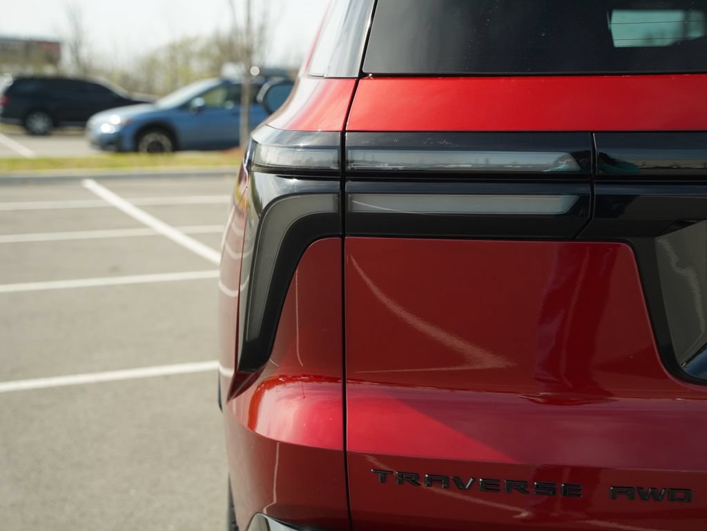 Used 2025 Chevrolet Traverse RS AWD/4WD image 39