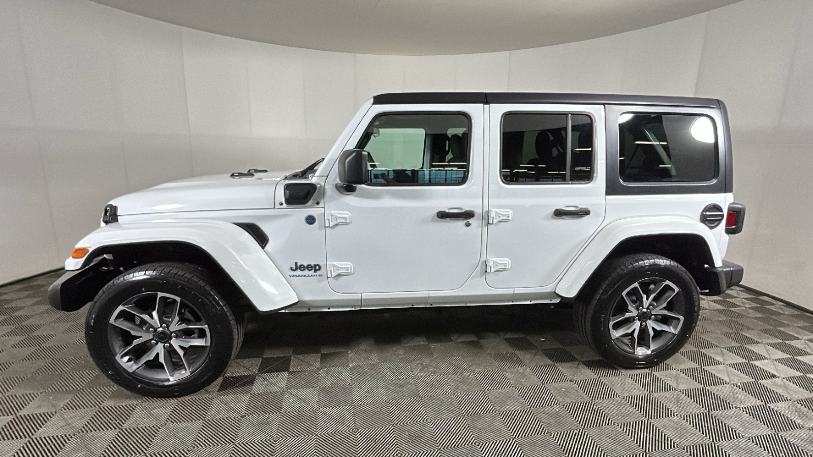 Used 2024 Jeep Wrangler Unlimited w/ Convenience Group AWD/4WD image 7