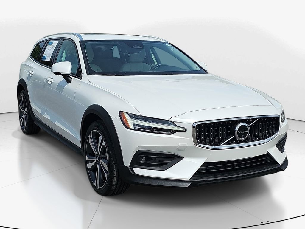 Used 2025 Volvo V60 B5 Cross Country Plus AWD/4WD image 3