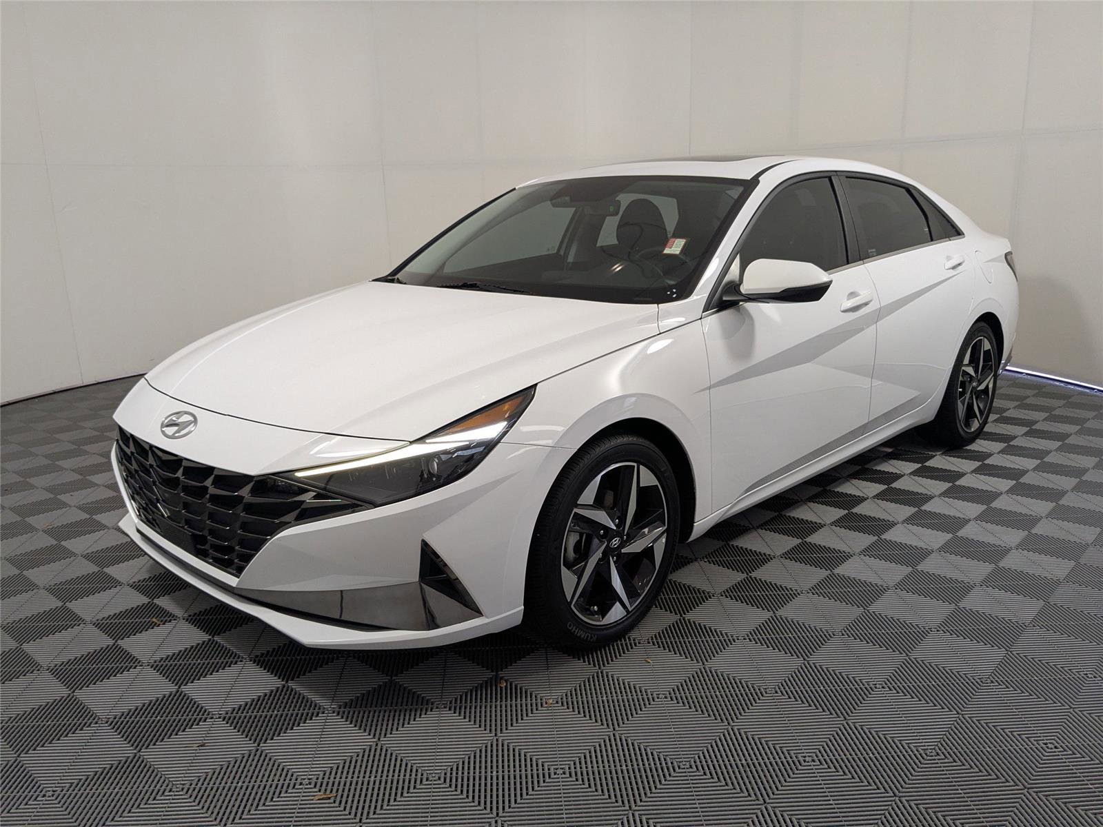 Used 2022 Hyundai Elantra Limited w/ Preferred Accessory Package