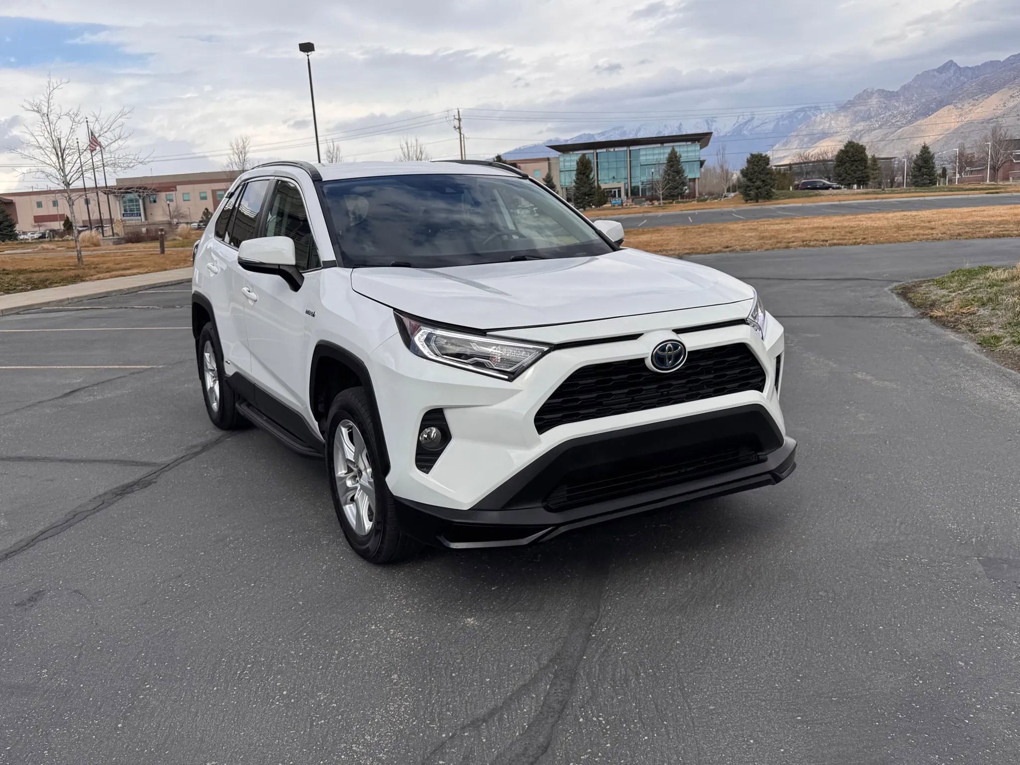 Used 2021 Toyota RAV4 XLE w/ Carpet Mat Package (TMS) image 3