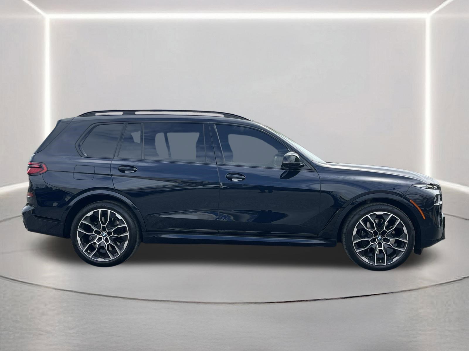 Used 2025 BMW X7 M60i w/ Executive Package image 29