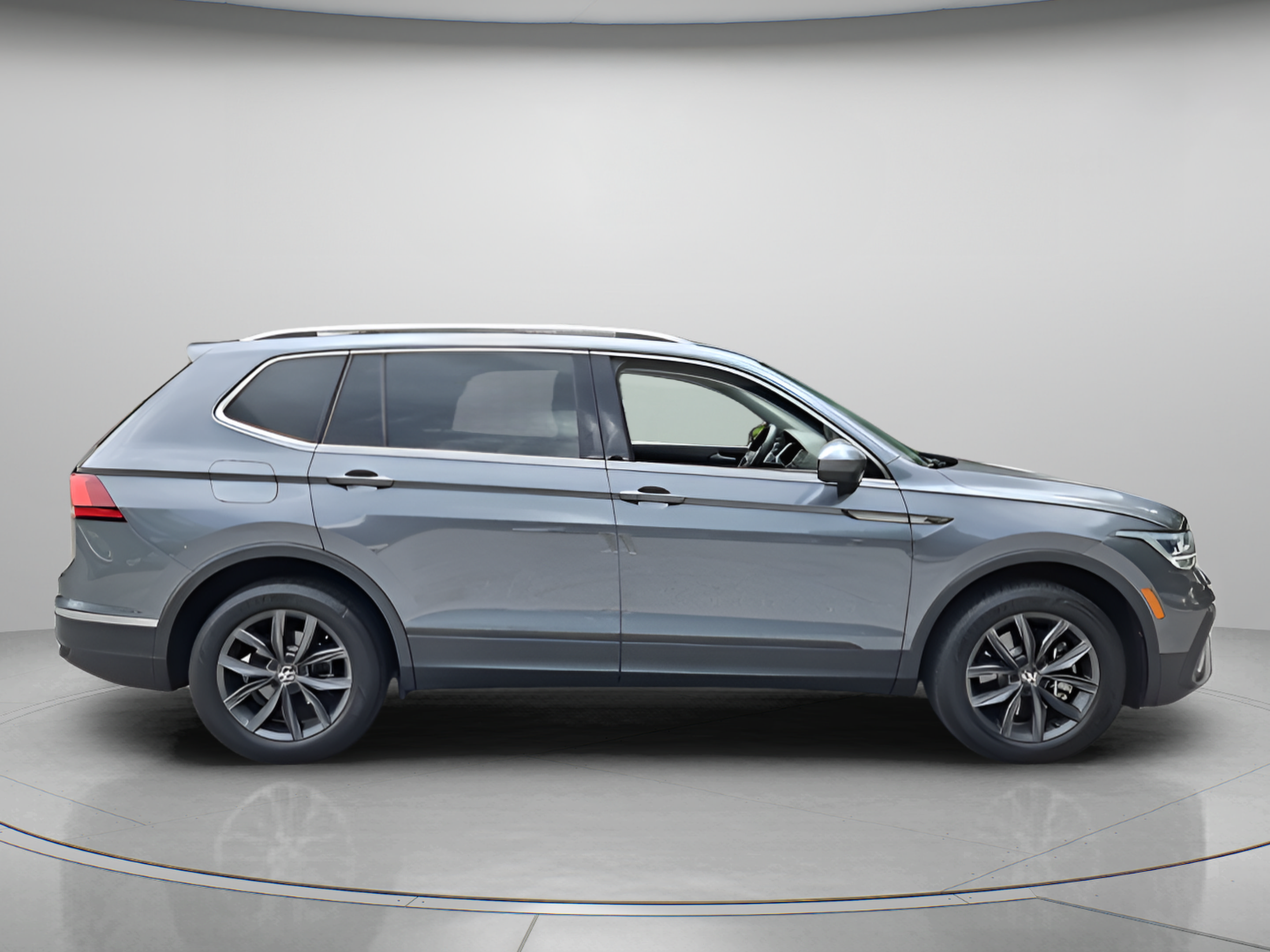 Certified 2023 Volkswagen Tiguan SE w/ Panoramic Sunroof Package FWD image 6