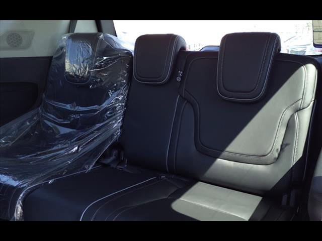 New 2025 Land Rover Range Rover Velar Dynamic SE image 32