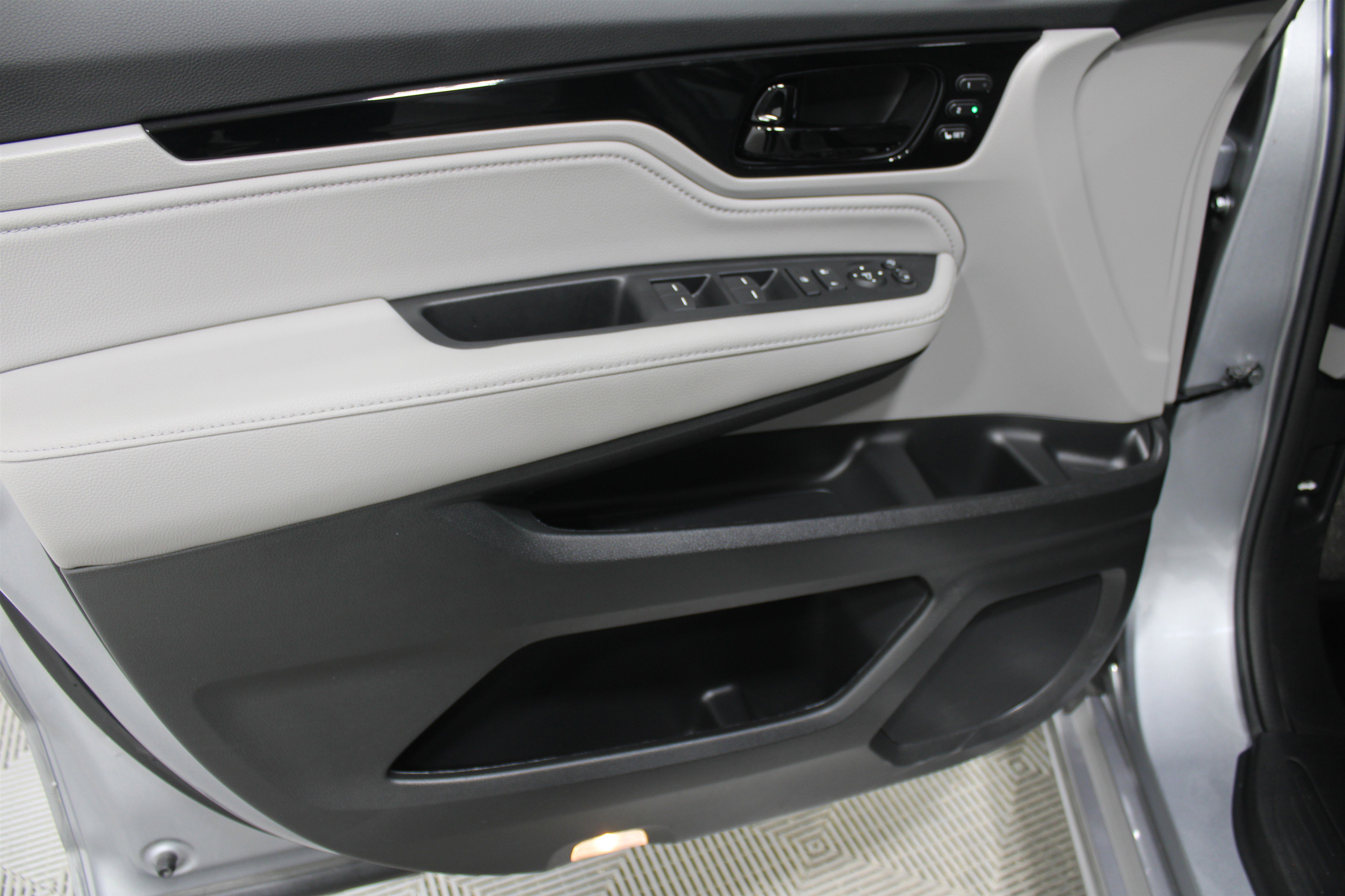 Used 2024 Honda Odyssey Elite image 6