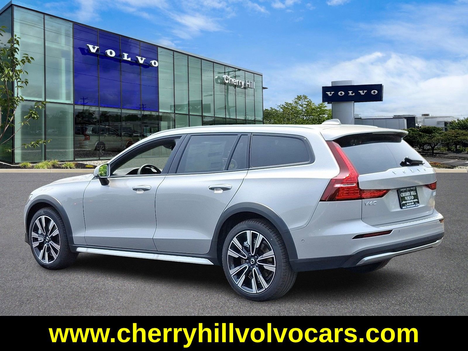 New 2025 Volvo V60 B5 Cross Country Ultra w/ Protection Package Premier image 6