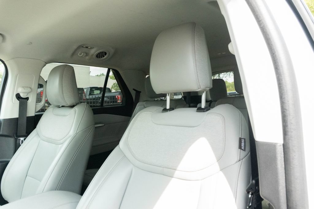 Used 2025 Ford Explorer Active w/ Active Comfort Package RWD image 19