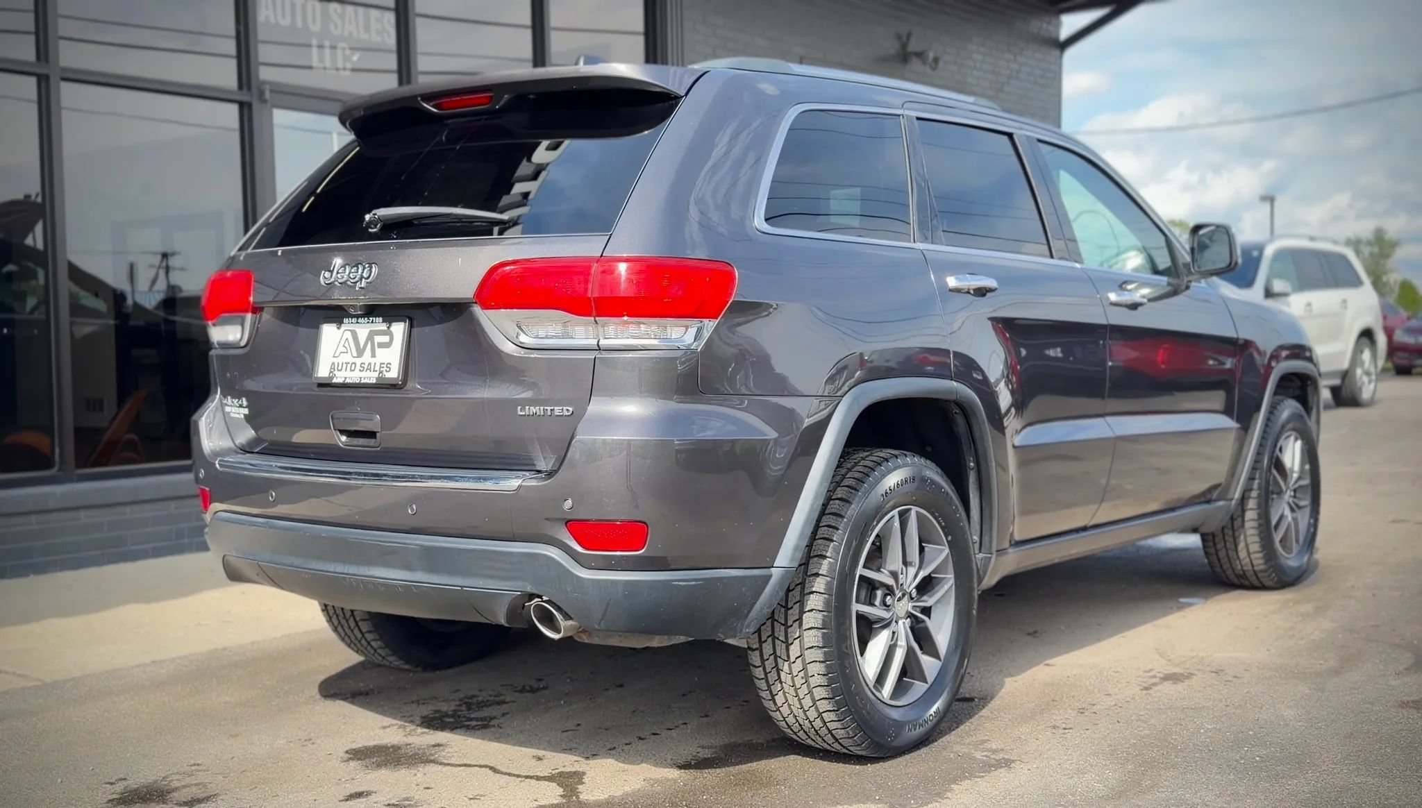 Used 2018 Jeep Grand Cherokee Limited AWD/4WD image 2