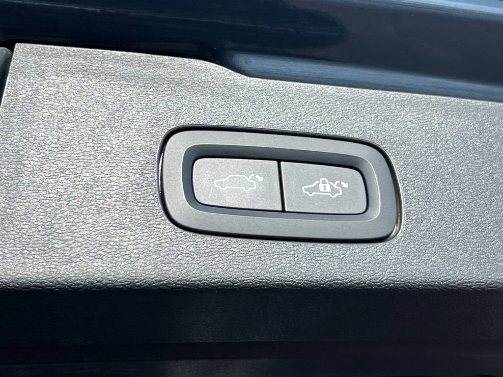 Used 2024 Volvo V60 B5 Cross Country Plus image 18