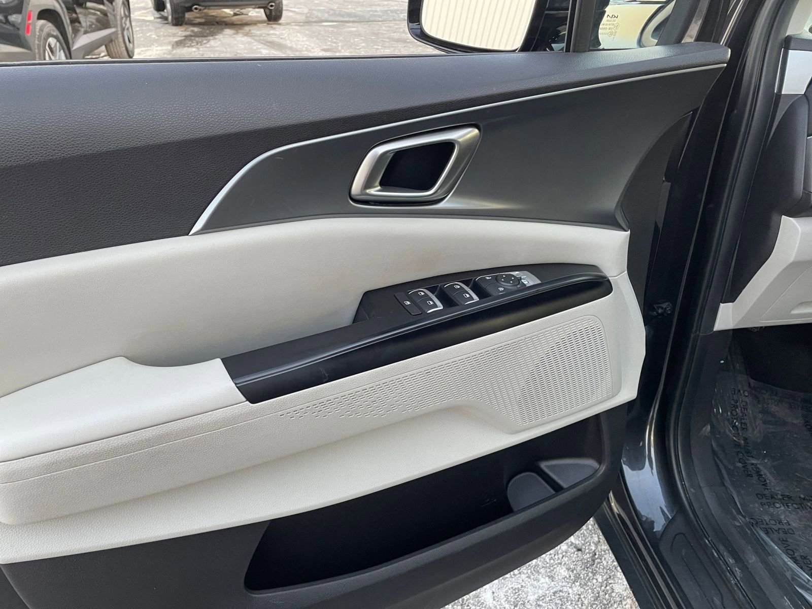 Used 2023 Kia Carnival LX image 21