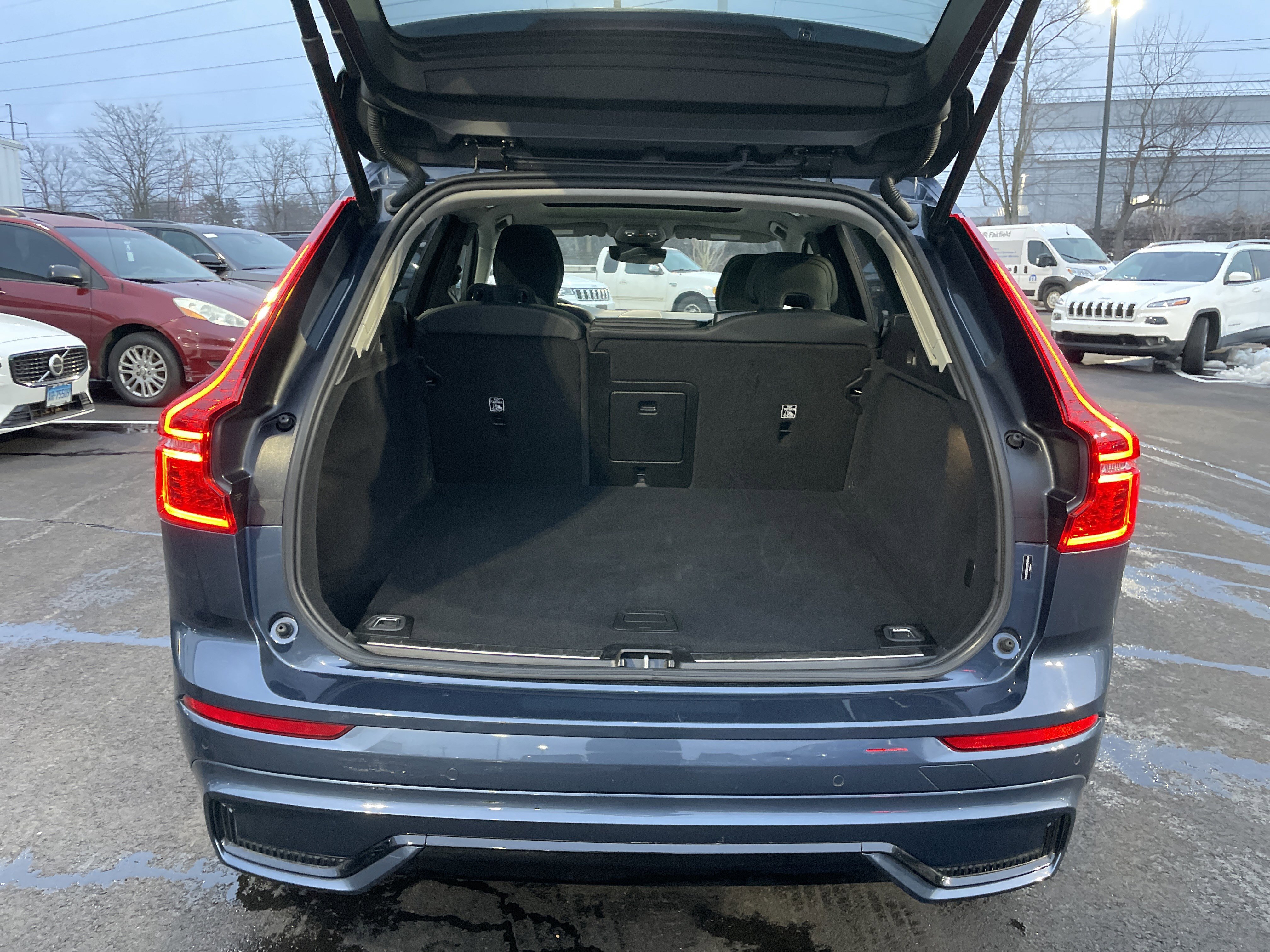 Used 2025 Volvo XC60 B5 Plus image 25