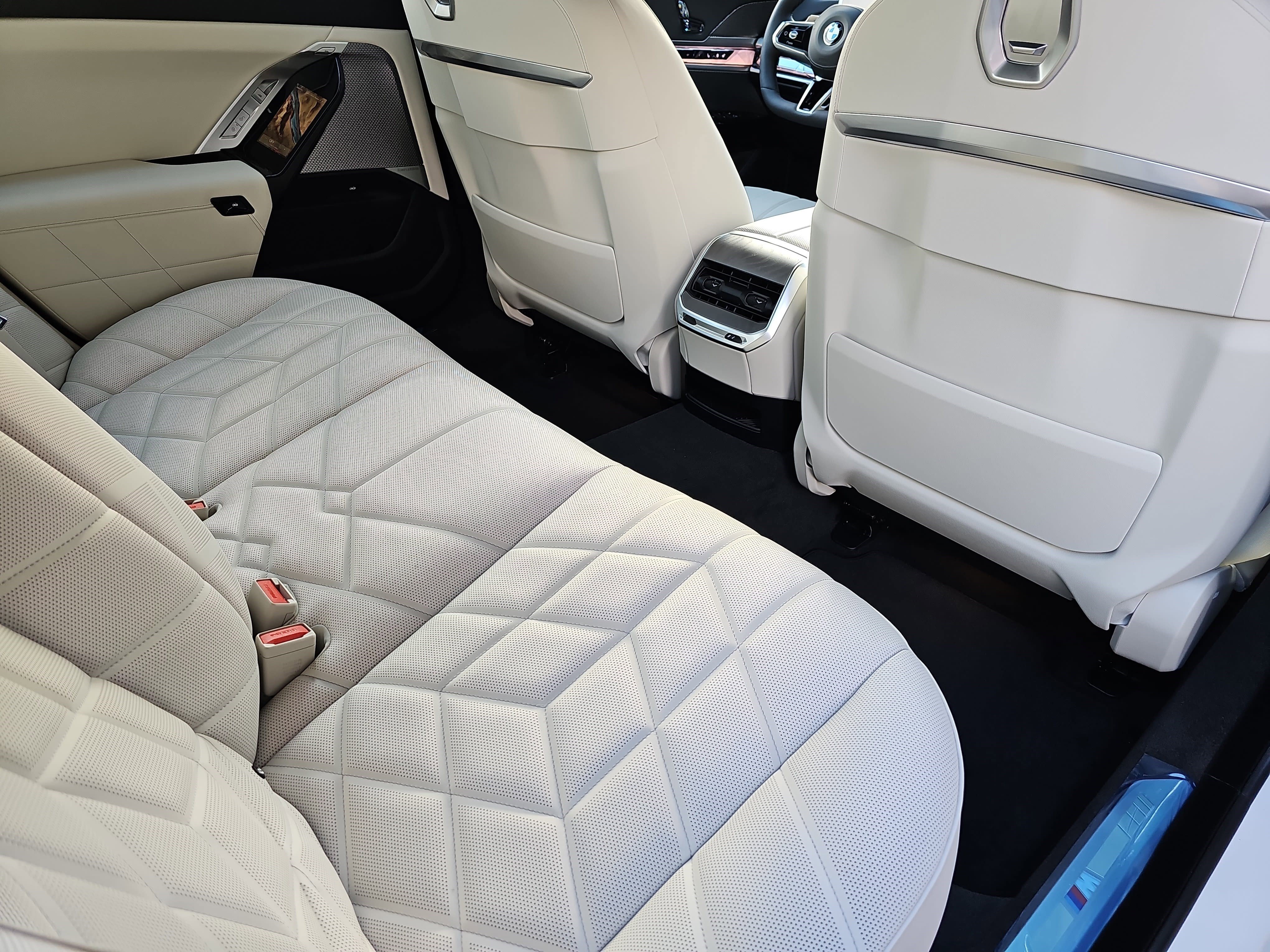 New 2026 BMW 740i xDrive w/ Executive Package image 11