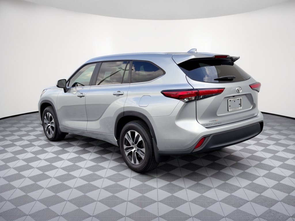 Used 2023 Toyota Highlander XLE FWD image 3