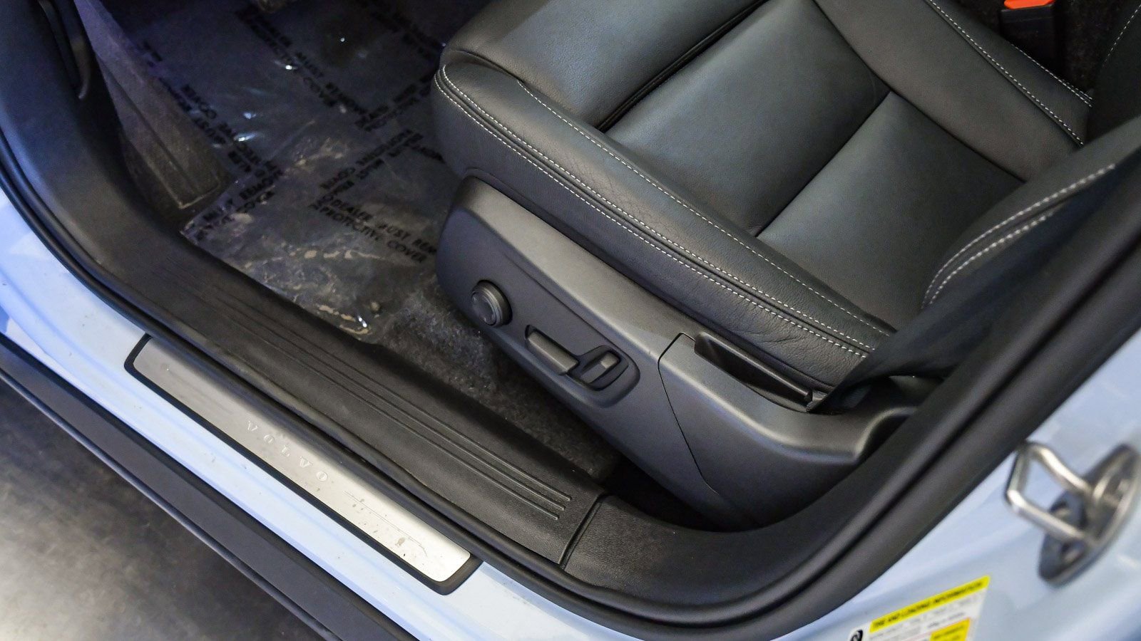 Certified 2025 Volvo XC40 B5 Ultra w/ Climate Package image 22