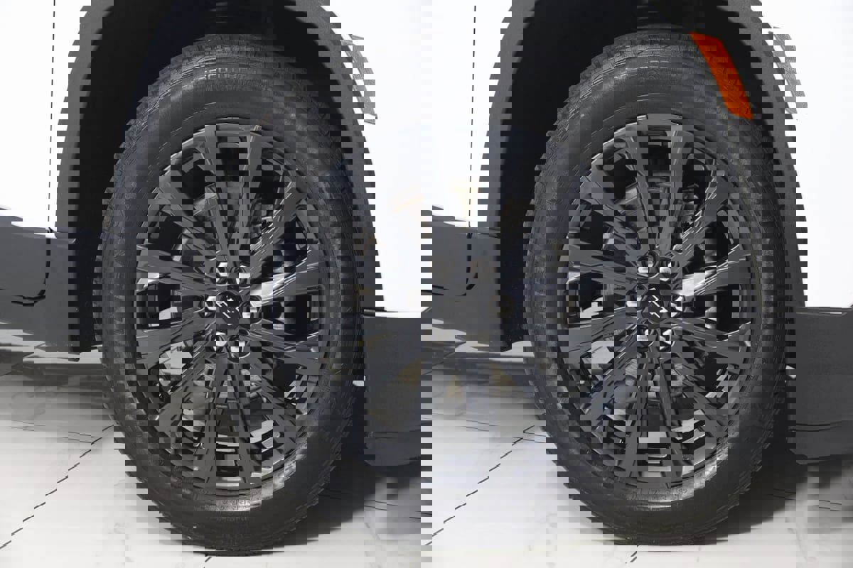 Used 2023 Chevrolet Traverse RS image 16