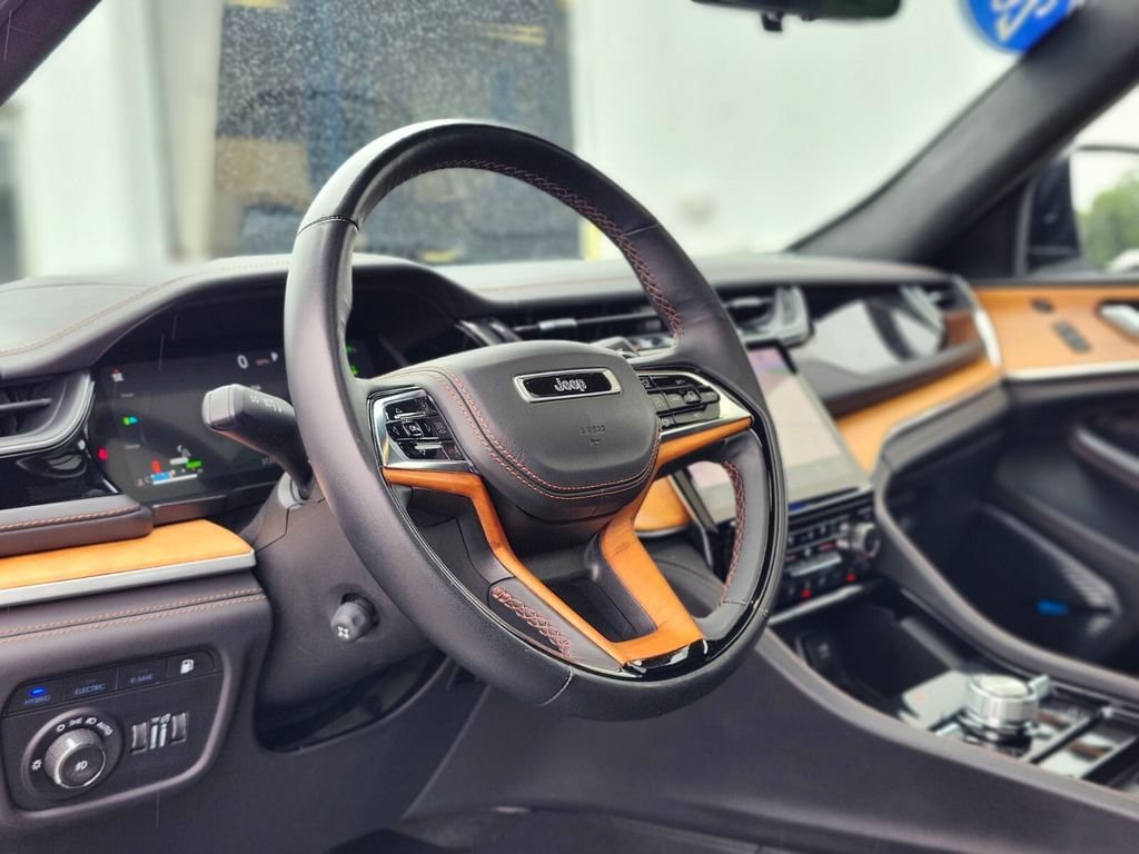 Used 2022 Jeep Grand Cherokee Summit AWD/4WD image 17
