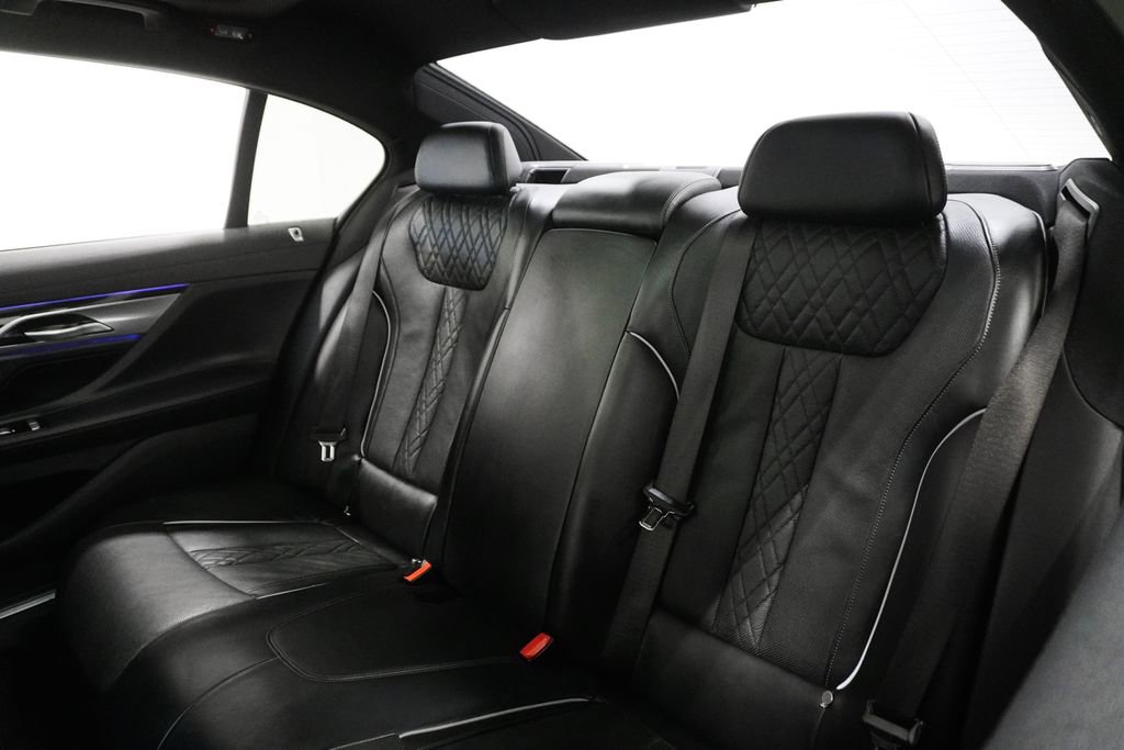 Used 2019 BMW 750i xDrive w/ M Sport Package image 11