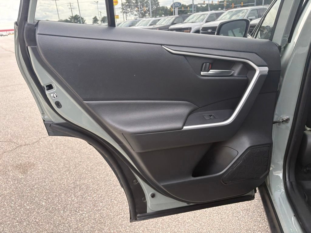 Used 2019 Toyota RAV4 XLE Premium AWD/4WD image 17