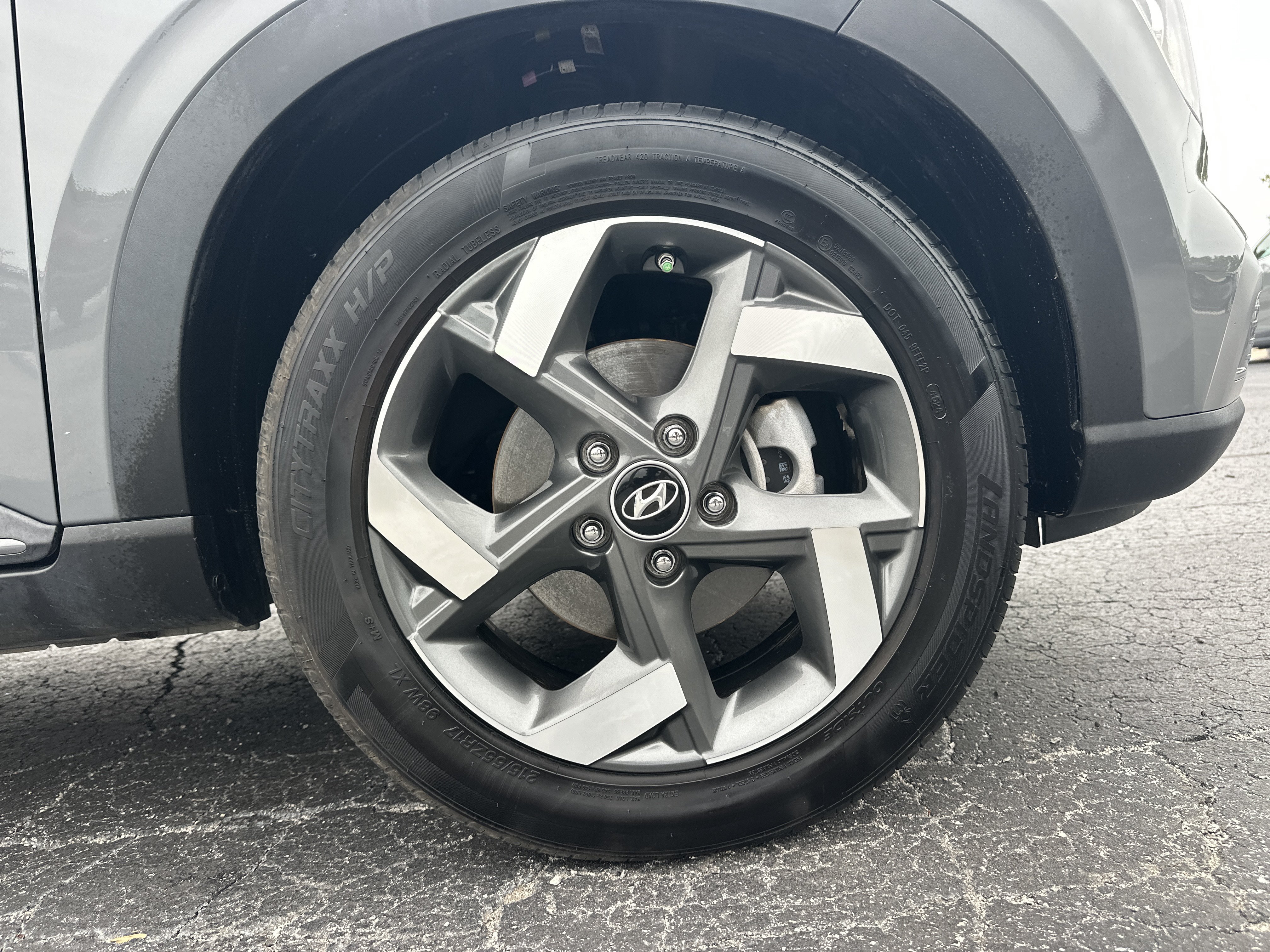 Used 2023 Hyundai Venue Limited FWD image 13
