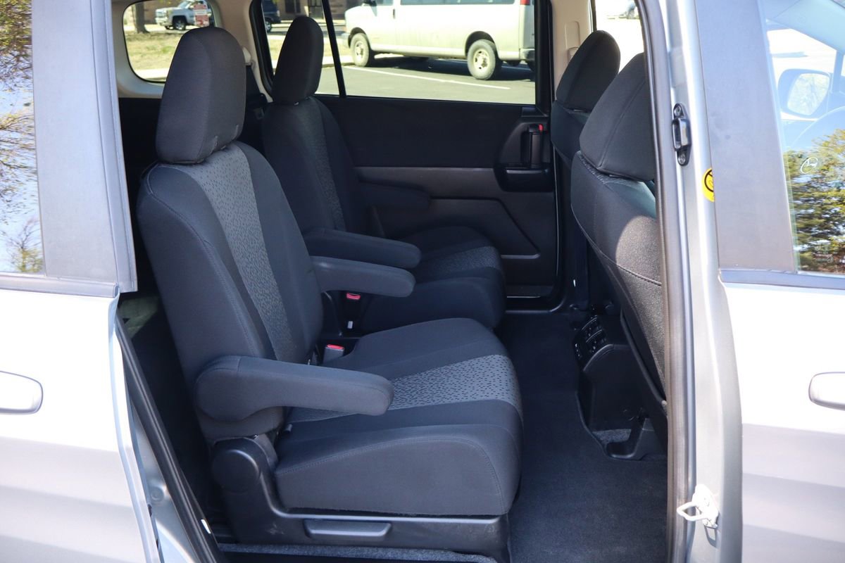 Used 2012 MAZDA MAZDA5 Touring w/ Moonroof & Audio Pkg image 23