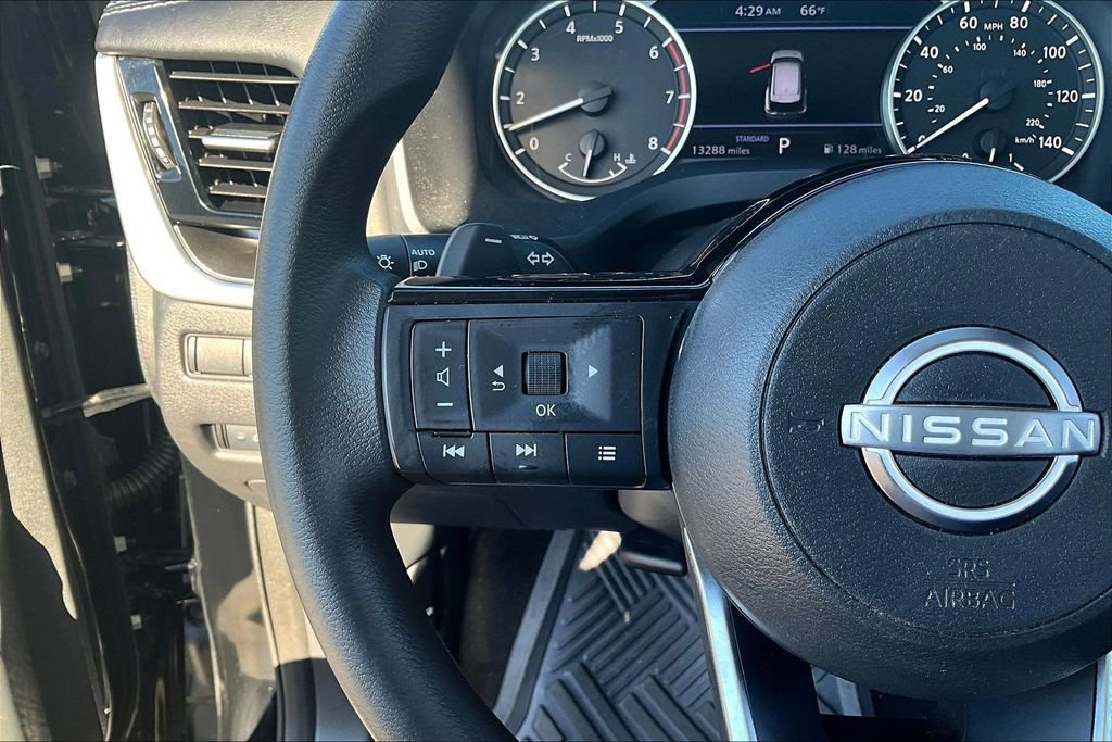 Used 2022 Nissan Rogue SV FWD image 11