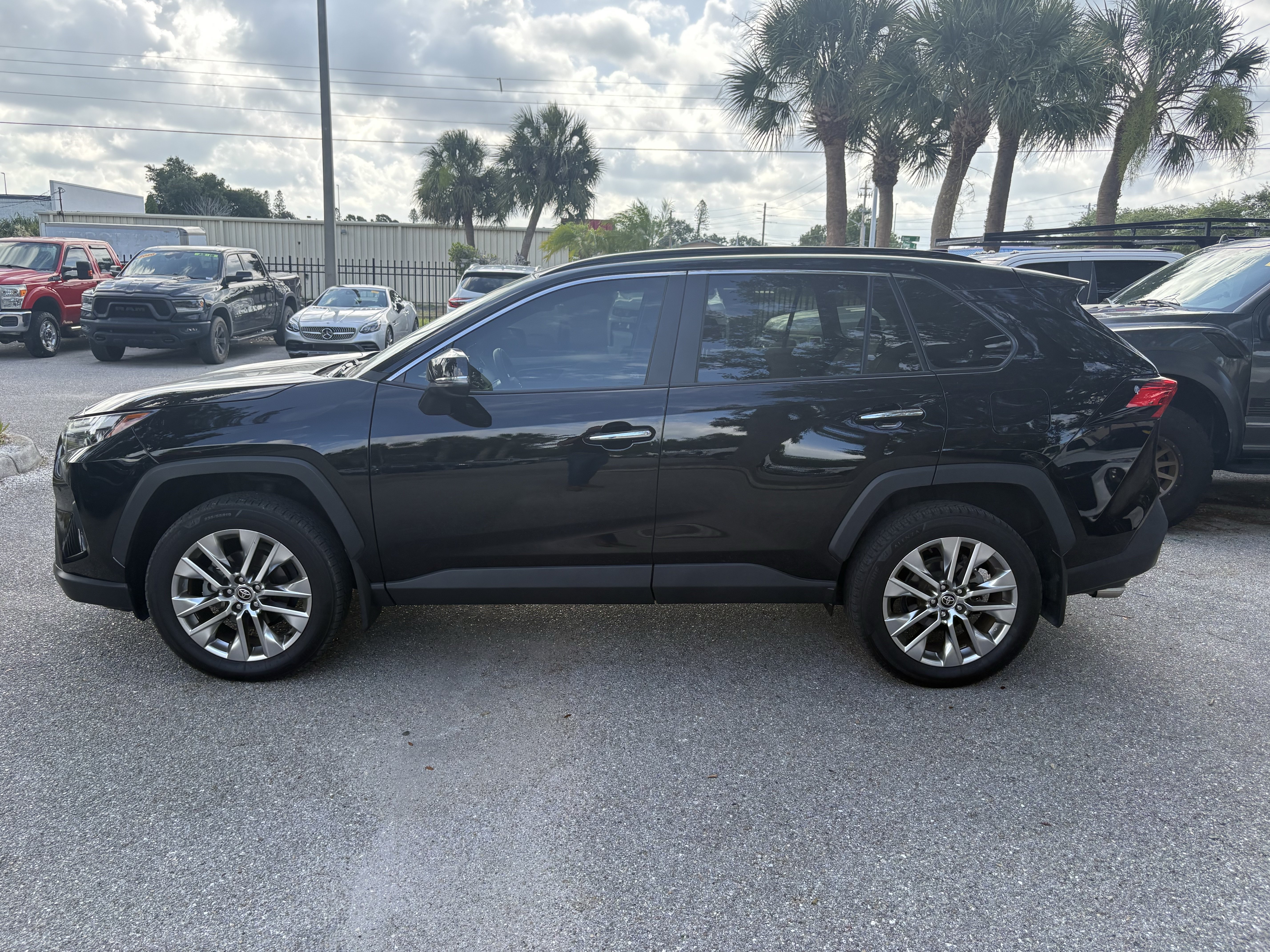 Used 2022 Toyota RAV4 Limited w/ Limited Grade Weather Package AWD/4WD image 4