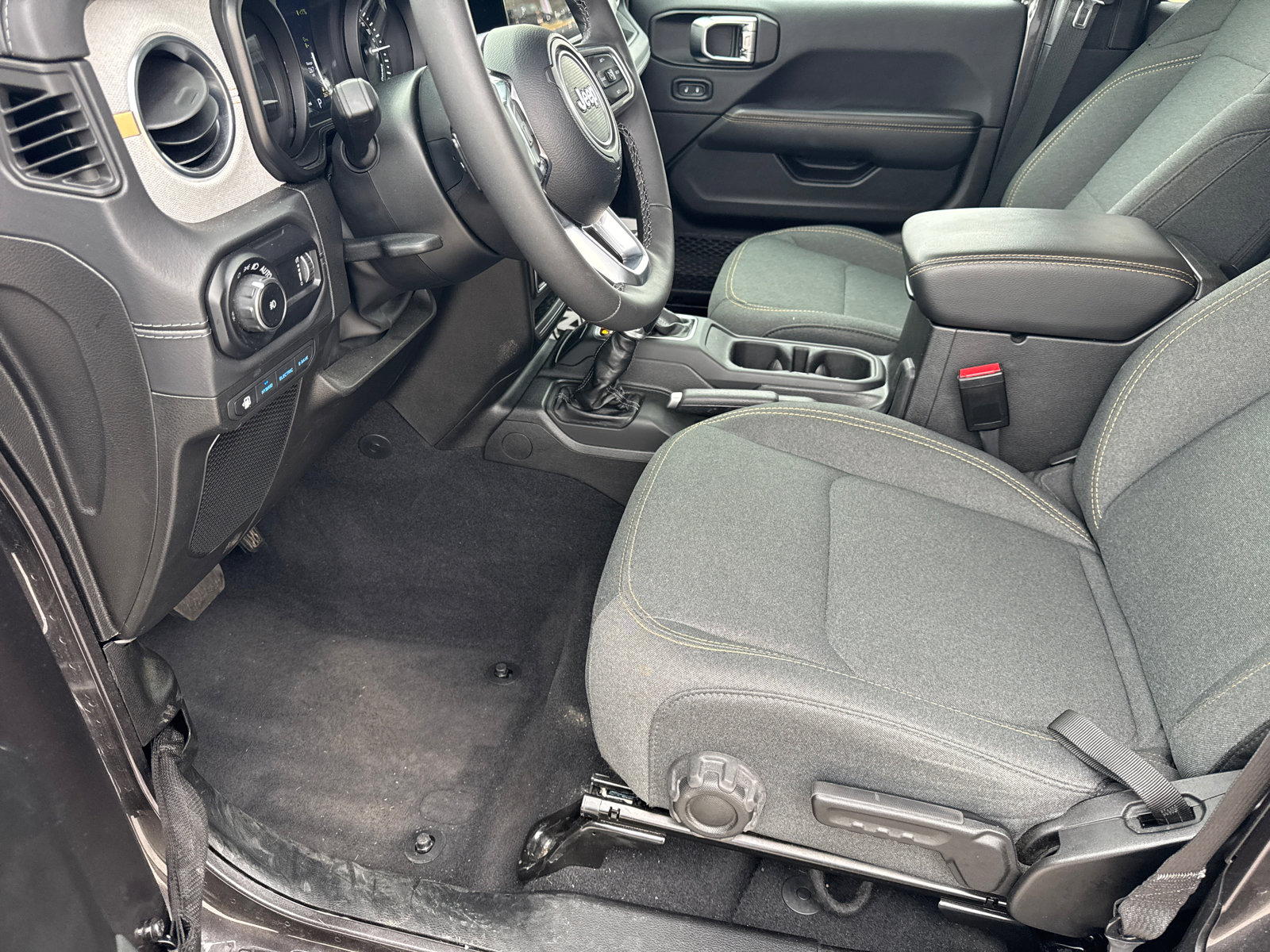 Used 2025 Jeep Wrangler Sahara image 9