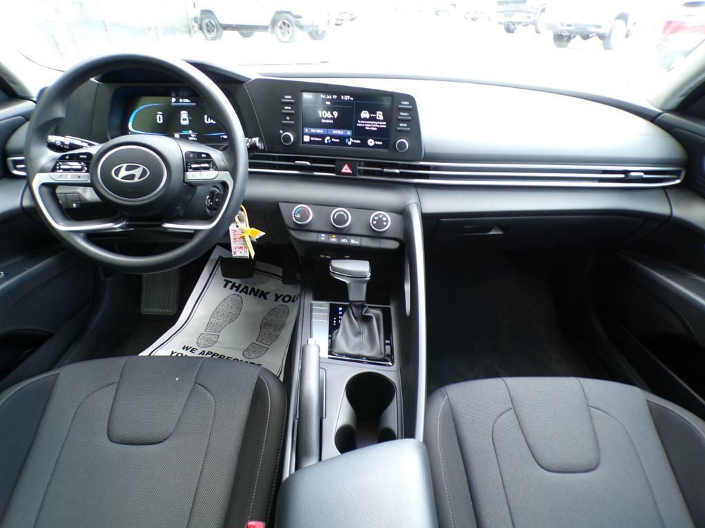 Certified 2025 Hyundai Elantra SE FWD image 19