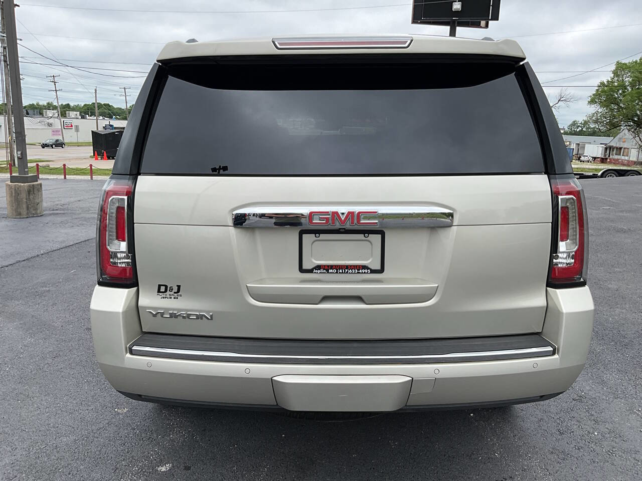 Used 2015 GMC Yukon Denali w/ Premium Package AWD/4WD image 4