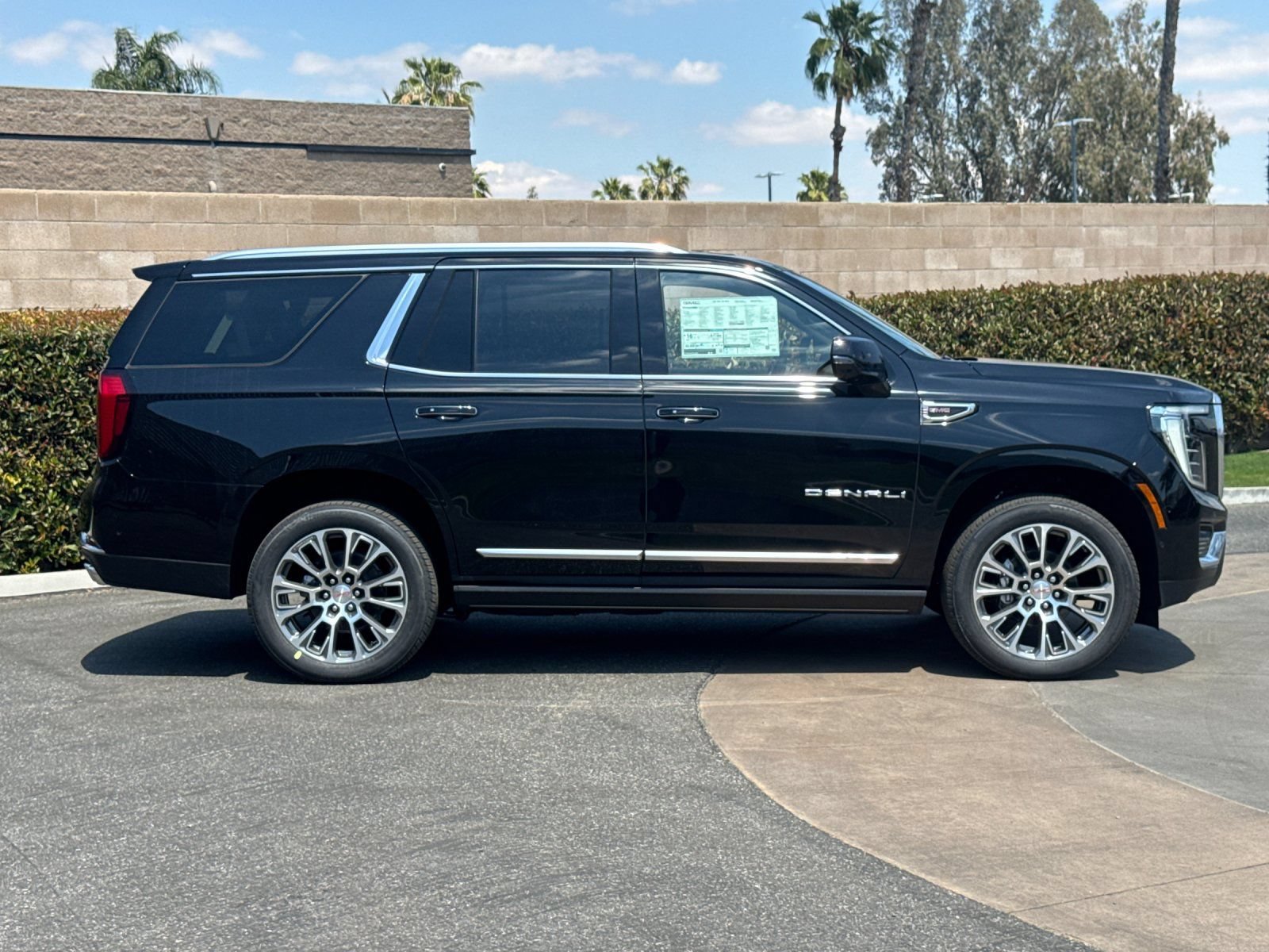 New 2026 GMC Yukon Denali w/ Denali Reserve Package AWD/4WD image 3